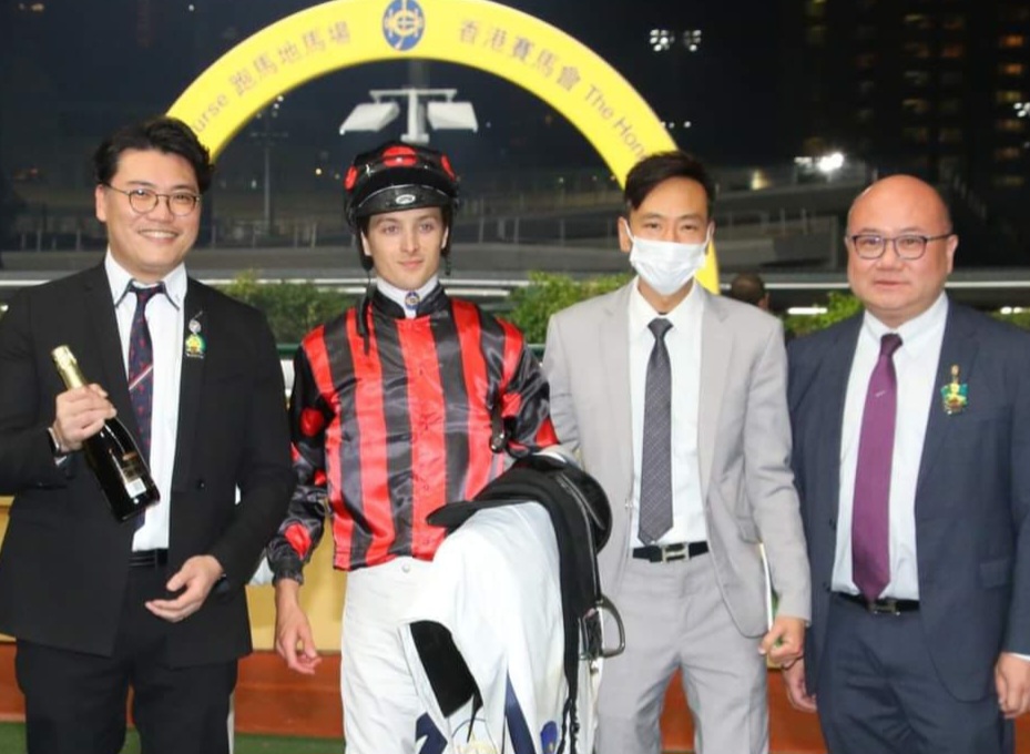 蕭劍新（左）名下的「巴蕯諾瓦」上周三在谷草報捷。