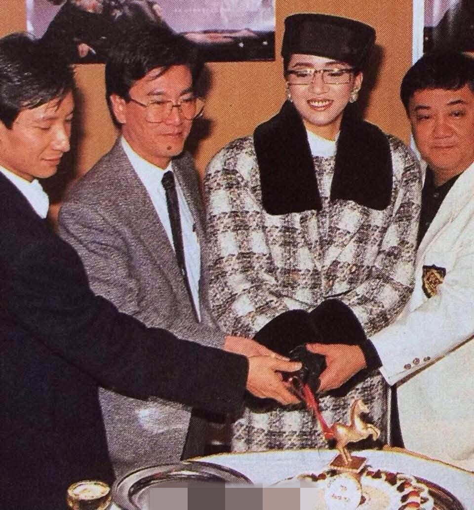陳永鎬(左二)曾與已故巨星梅艷芳(右二)緊密合作,見證樂壇輝煌時代。 陳永鎬(左二)曾與已故巨星梅艷芳(右二)緊密合作,見證樂壇輝煌時代。