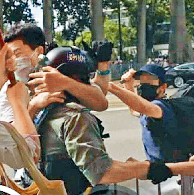 一名被告涉刺傷警員。 網圖