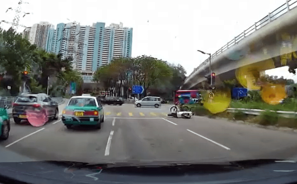 尾随电单车失控翻侧。fb：车cam L（香港群组）