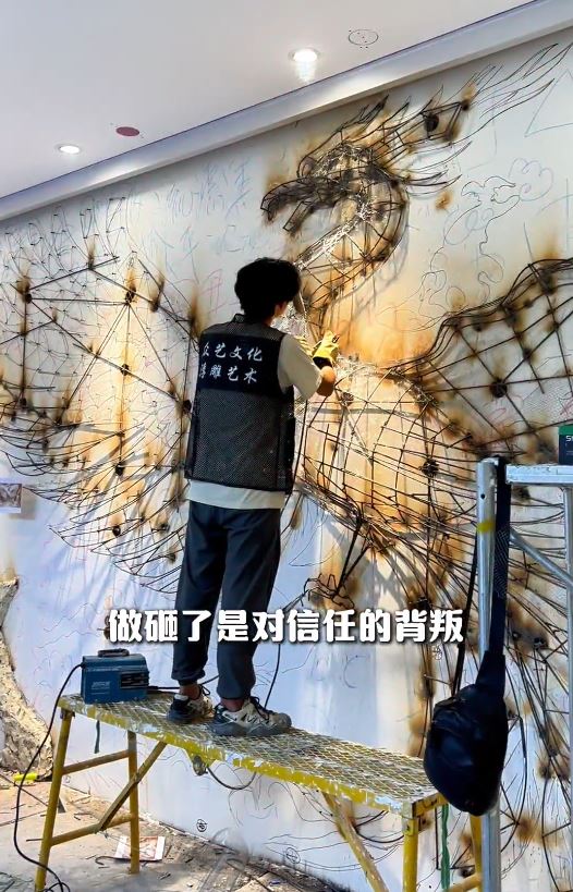 「狼尾兄弟」憑細膩、立體感強烈的浮雕壁畫成功創業。抖音@狼尾兄弟的浮雕VLOG