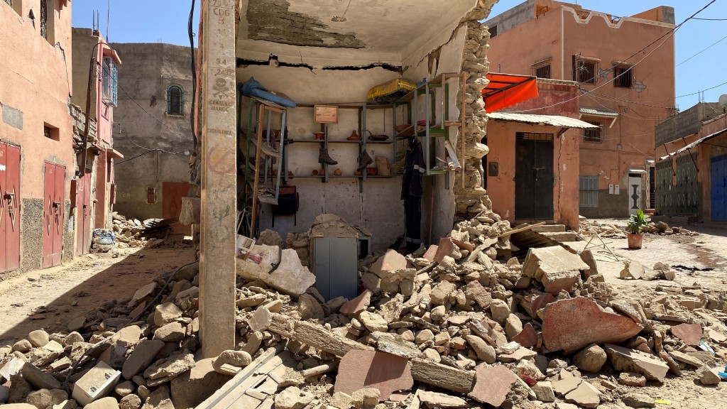靠近震央的村落阿米茲米茲建築物嚴重受損。 路透社