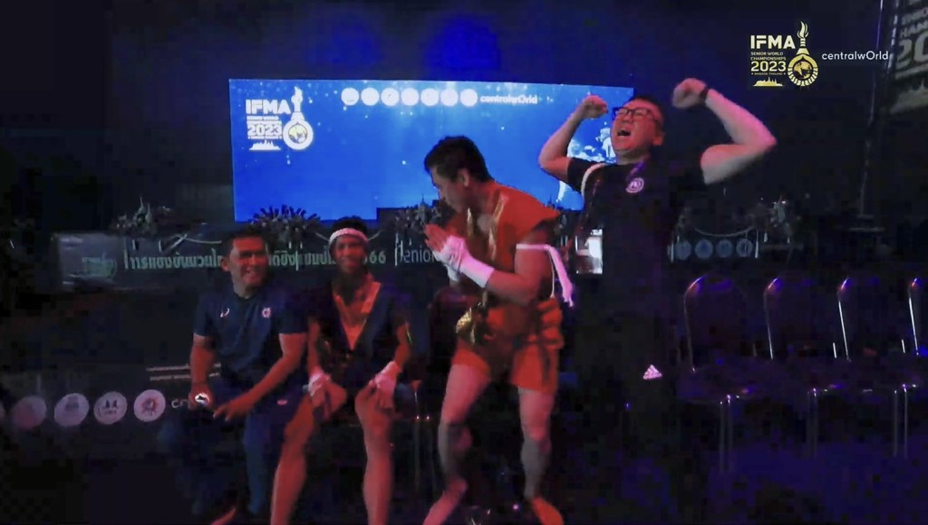 莫家骏摘金，港队职员咆哮庆祝。 中国香港泰拳总会图片