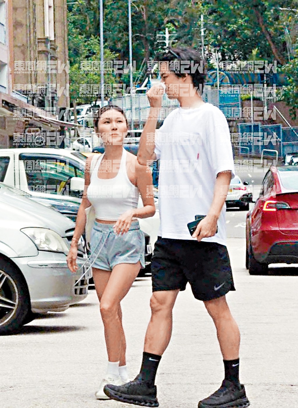 余德丞與性感火辣的「嫩版李麗珍」出遊，期間表現親密。