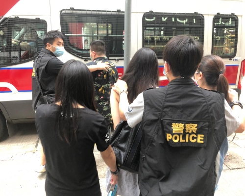 警方共拘捕5名男女。圖:警方提供