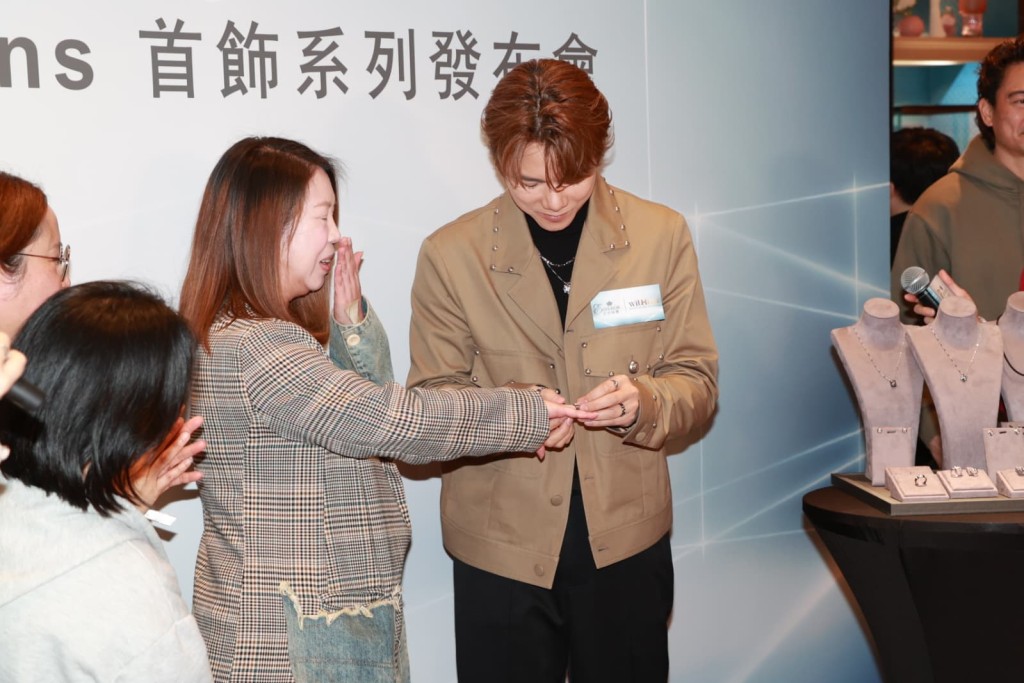 軒仔為粉絲戴戒指,她拒戴無名指,軒仔形容戴中指也是約定。 軒仔為粉絲戴戒指,她拒戴無名指,軒仔形容戴中指也是約定。