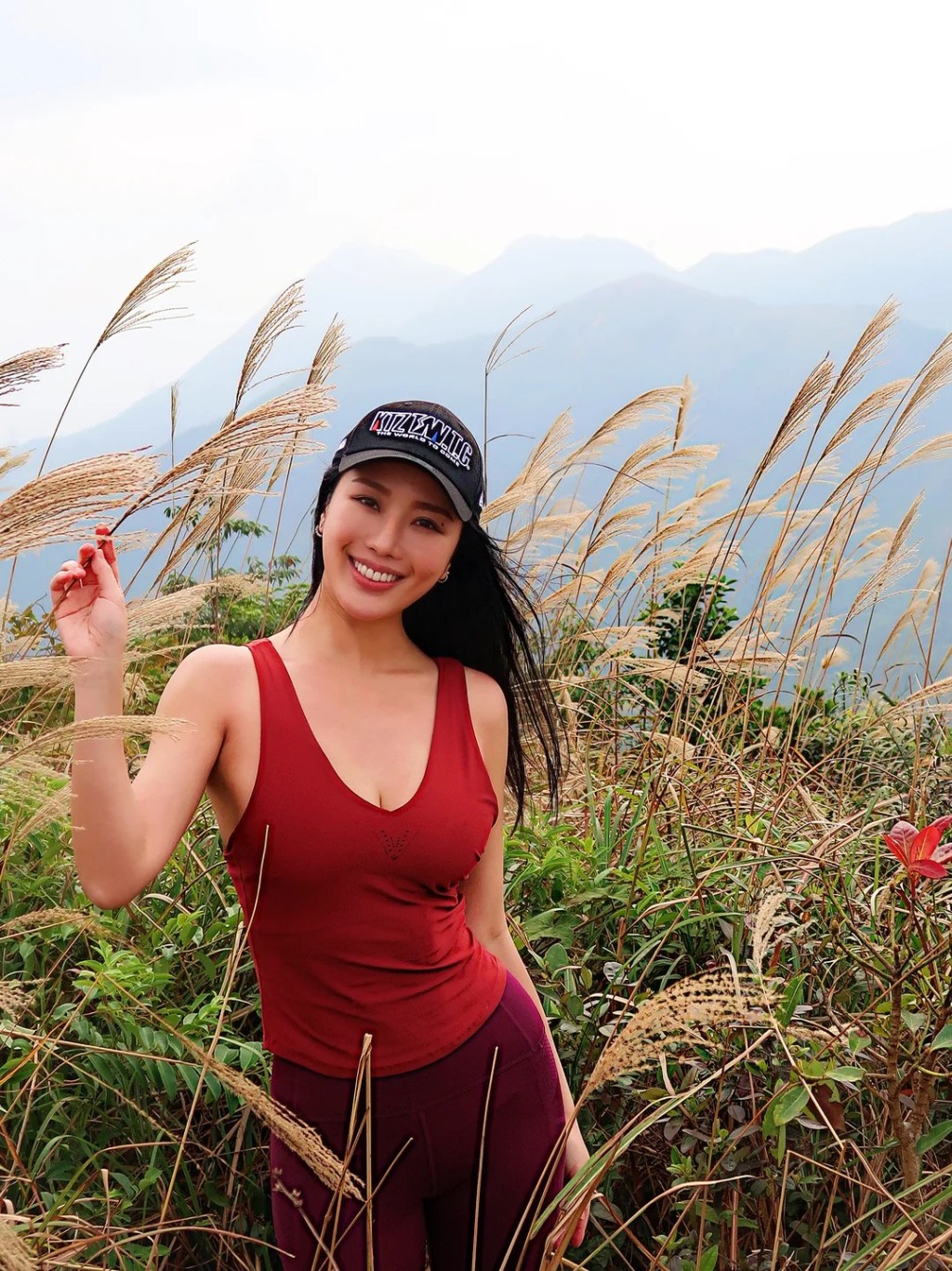 崔碧珈草叢中留下唯美身影,健美穿搭讓人移不開眼。 崔碧珈草叢中留下唯美身影,健美穿搭讓人移不開眼。
