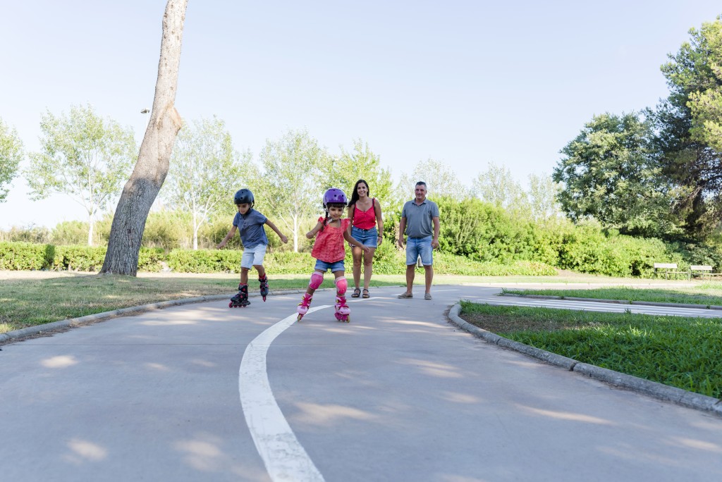 父母真正的爱，不是替孩子走路，而是教他如何走路。（示意图）