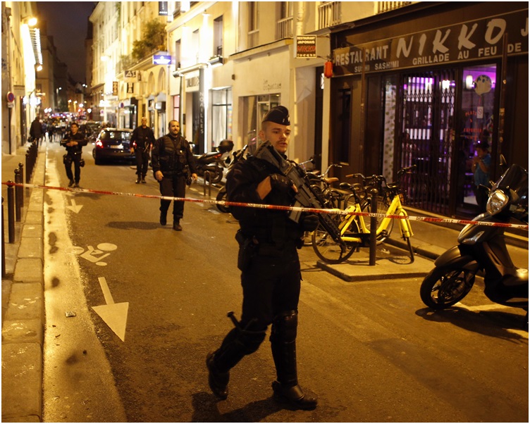 警方荷枪实弹封锁现场。 AP 