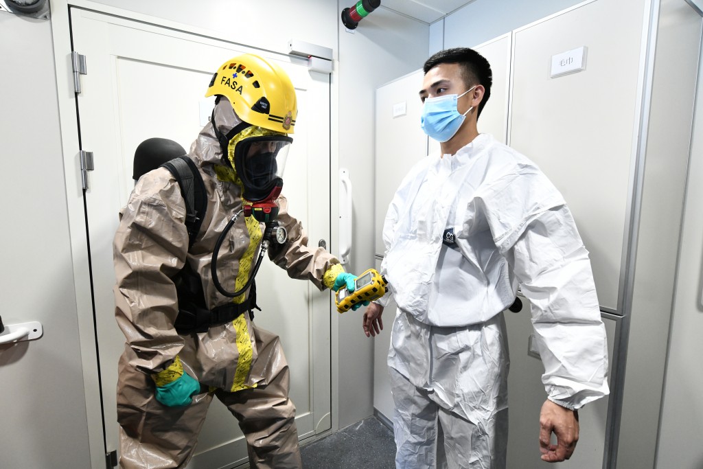 當市民洗消完成進入第3間房，消防處人員會探測市民身上是否仍殘留有害氣體及輻射。黃頌偉攝
