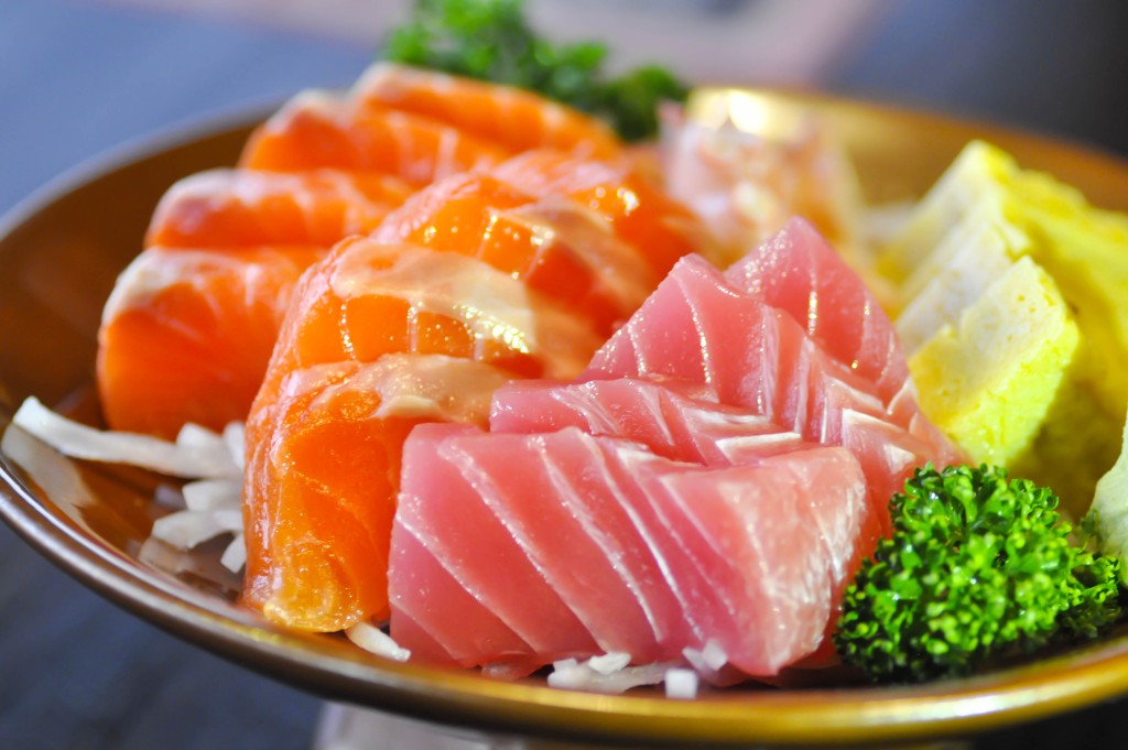 日本魚生是港人喜愛食物之一，但據外媒報道，海水升溫將令日本漁販的漁穫減少。（iStock圖片）