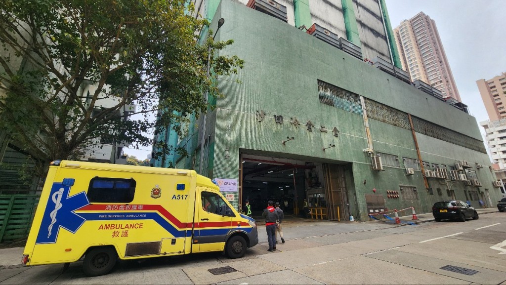 救護員到場戒備。黃文威攝 救護員到場戒備。黃文威攝
