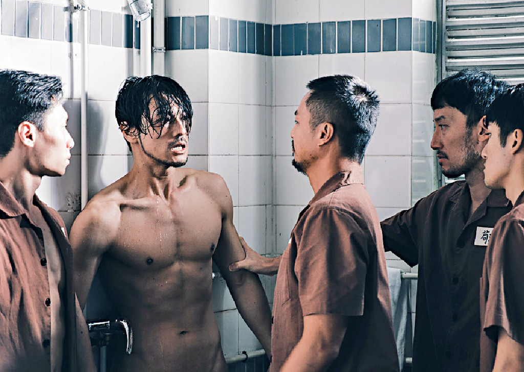 ■其中有場戲講Adam獄中第一次沖涼時被張建聲搞，Adam展示了八塊腹肌靚body。