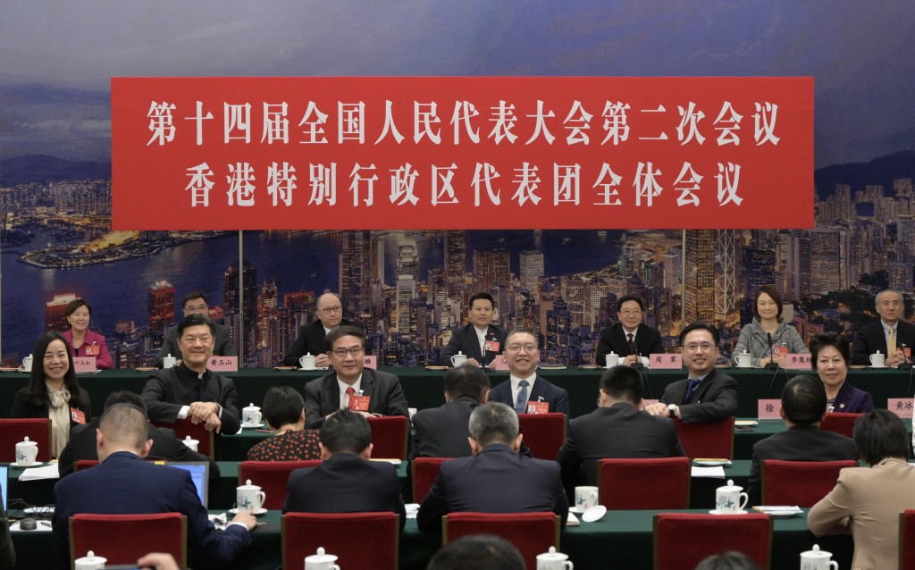 港区全国人大代表团在北京人民大会堂香港厅举行全体会议。苏正谦摄