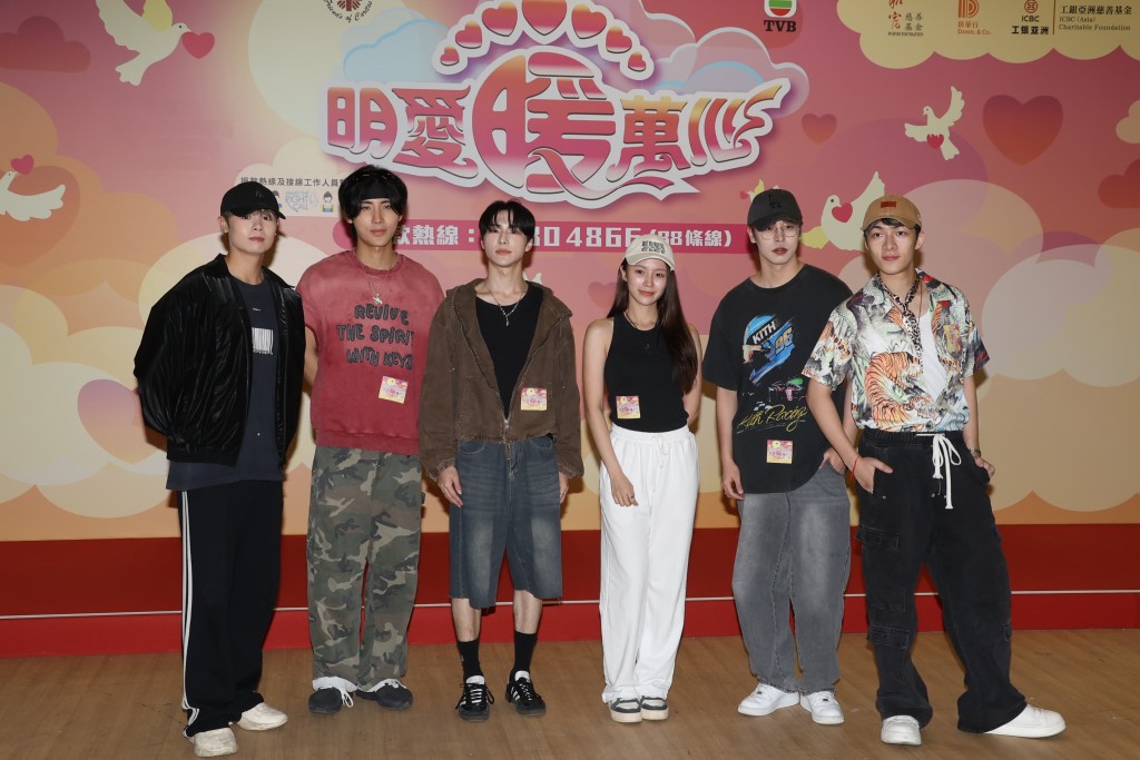 眾人首次「齊章」為《明愛暖萬心》的演出項目排練舞步。 眾人首次「齊章」為《明愛暖萬心》的演出項目排練舞步。