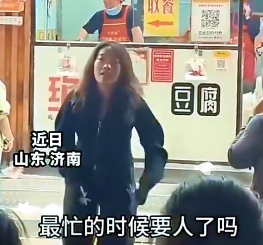 李女士在「絕情臭豆腐」店門前為被無理解僱的父親討公道。