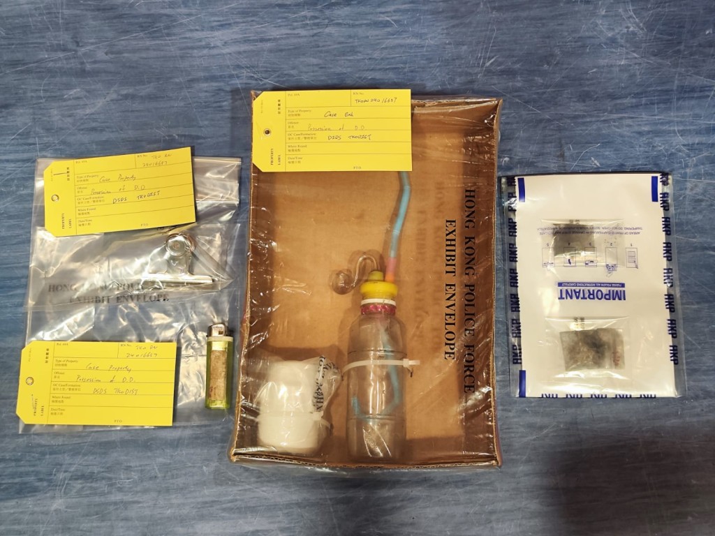 警方於將軍澳怡明邨的住所搜獲共約二點四克「冰」毒及一個冰壺，市值約1200元。警方圖片