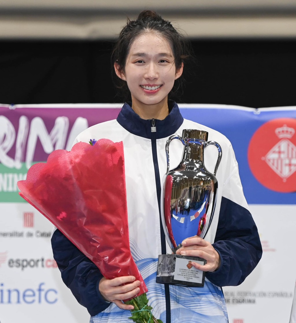 事隔短短１０日，江旻憓再次捧走冠軍獎盃。相片: 香港劍總