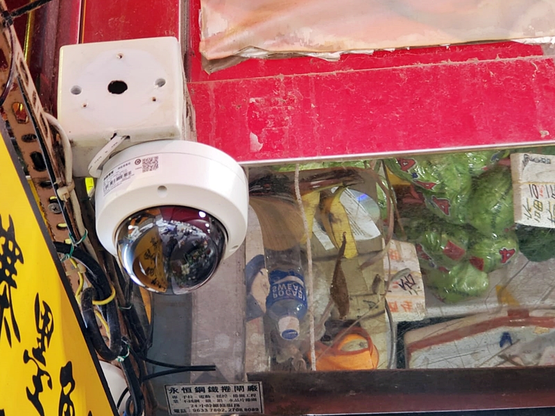 警方檢查閉路電視發現賊人從後巷爬進撬毀閣樓窗戶潛入店內犯案,爆竊後再沿路逃走。