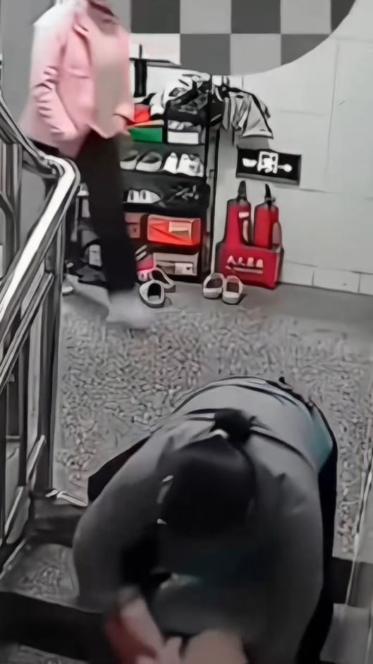 大妈只顾看手机害婴儿跌落楼梯。起点新闻