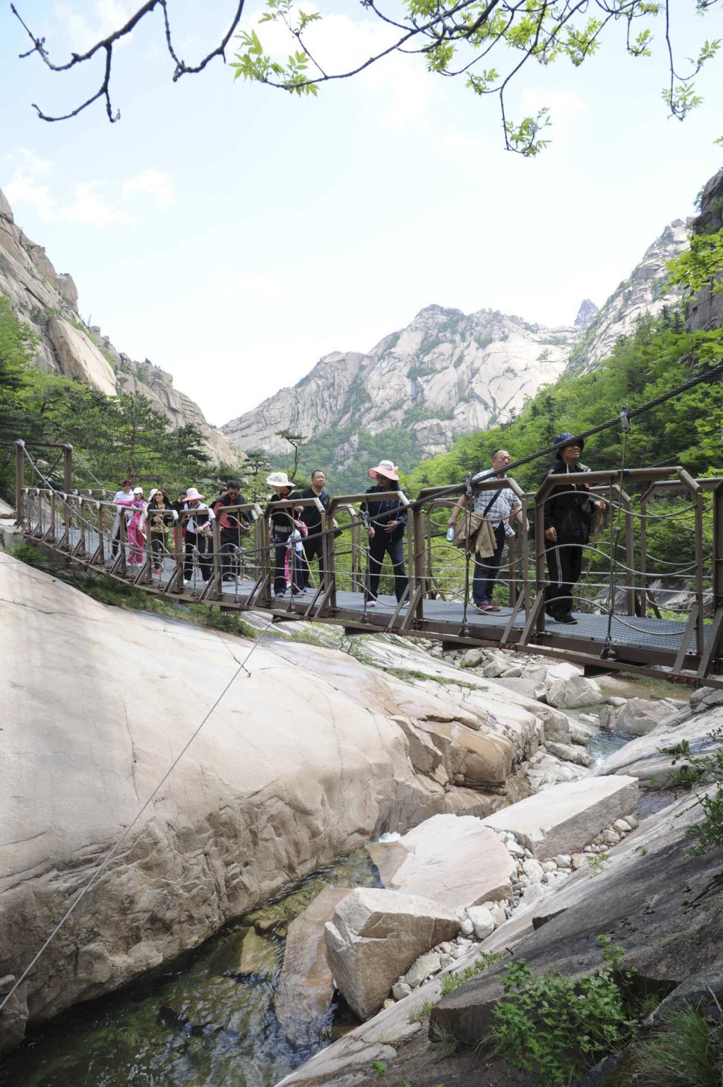 2013年5月，一群游客游览金刚山旅游区时穿过一座桥。 路透社