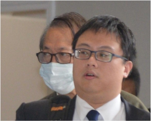 被告李士鳴(後左)。