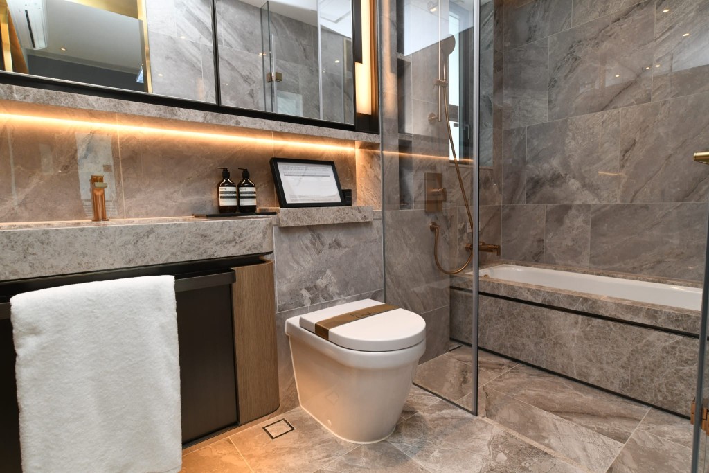 浴室採用灰色雲石物料，感覺高尚豪華。