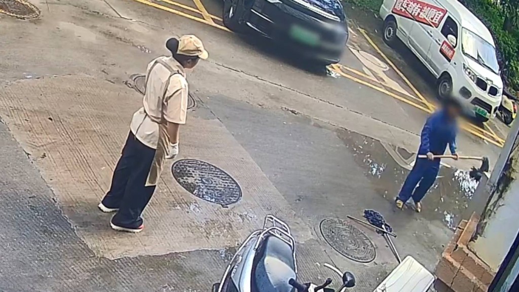 福建89歲老嫗遭女子用樹枝地拖抽打,幸有路人出手相助。新浪熱點。 福建89歲老嫗遭女子用樹枝地拖抽打,幸有路人出手相助。新浪熱點。