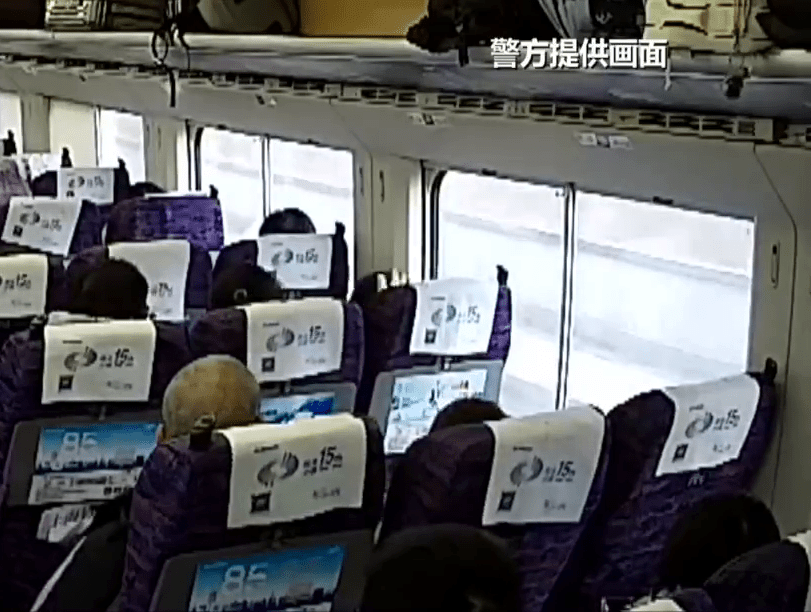 前座的乘客受不了骂了几句。