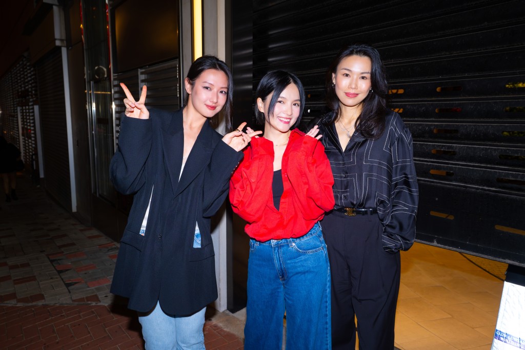  陳嘉寶（中）為拍劇犧牲長髮。