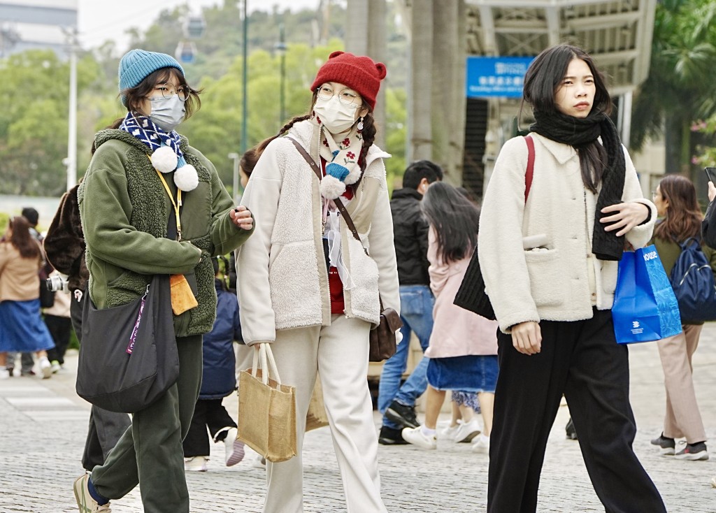 下周二（1月20日）起隨後兩三日逐步轉冷，最低氣溫在12°C左右。