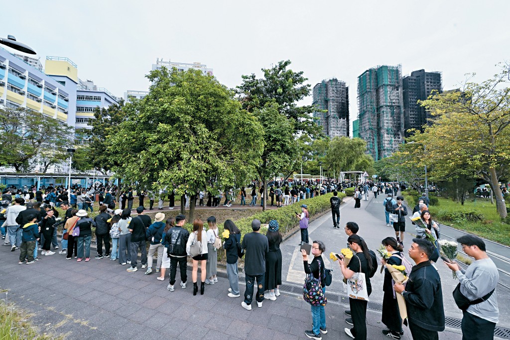 數以千計市民昨日繼續前往廣福休憩處獻花，悼念宏福苑火災罹難者。