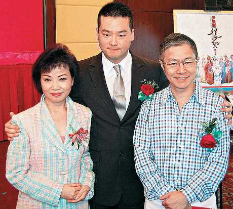 阮德鏘是粵劇名伶阮兆輝(右)及尹飛燕的兒子。 阮德鏘是粵劇名伶阮兆輝(右)及尹飛燕的兒子。