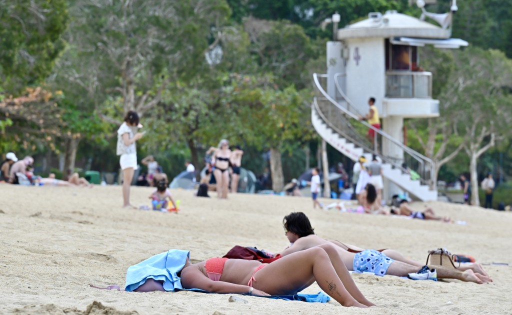 市民到沙滩嬉水消暑。锺健华摄