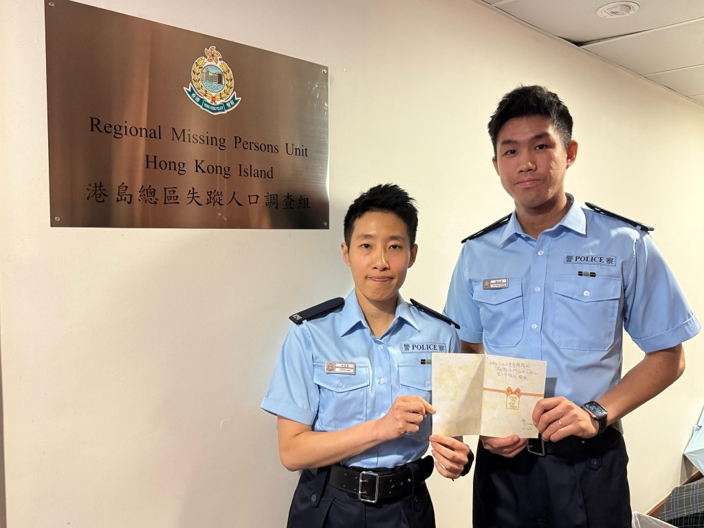 警員林嘉茵(左)和劉文祥(右)等人員成功拯救伯伯後,對方弟弟寄出聖誕賀卡,對警方致力施救表示感謝。 警員林嘉茵(左)和劉文祥(右)等人員成功拯救伯伯後,對方弟弟寄出聖誕賀卡,對警方致力施救表示感謝。