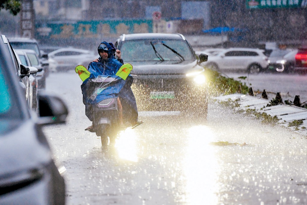 麥德姆導致海口市區多條道路積水。