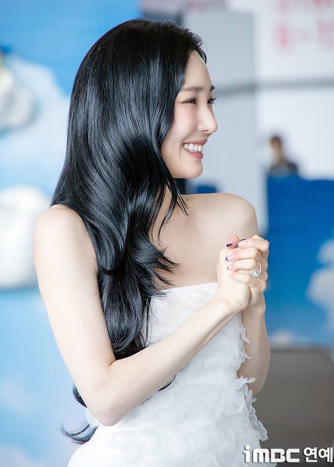 卞耀漢太太兼少女時成員Tiffany今日亦在釜山亮相。 卞耀漢太太兼少女時成員Tiffany今日亦在釜山亮相。