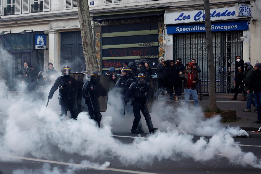 防暴警察发射催泪弹驱散示威者，当地警方指至少拘捕17人。 REUTERS