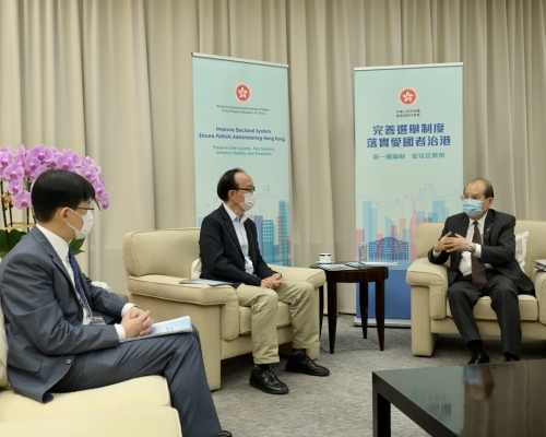 張建宗(右一)今日主持三場解說會，就完善香港特別行政區選舉制度進行解說。政府新聞處圖片