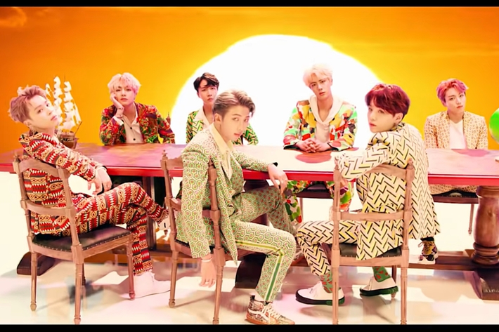 三年前推出的主打歌《Idol》MV,在YouTube上突破10億點擊。