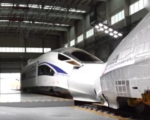 山東青島日前發生一宗「史上最貴的車禍」。　影片截圖