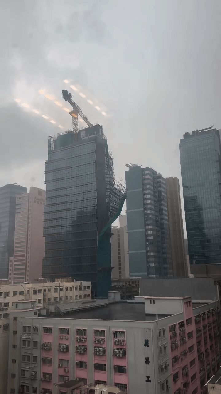 長沙灣道一地盤有巨型棚架塌下。Threads：fish_.csy