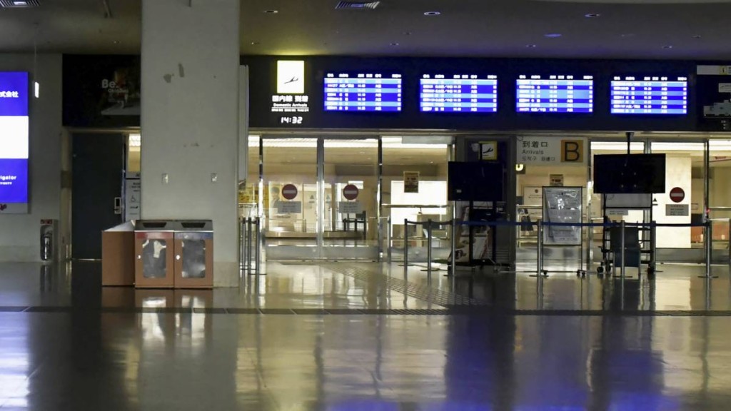 卡努颱風吹襲下關閉的那霸機場。 美聯社 卡努颱風吹襲下關閉的那霸機場。 美聯社