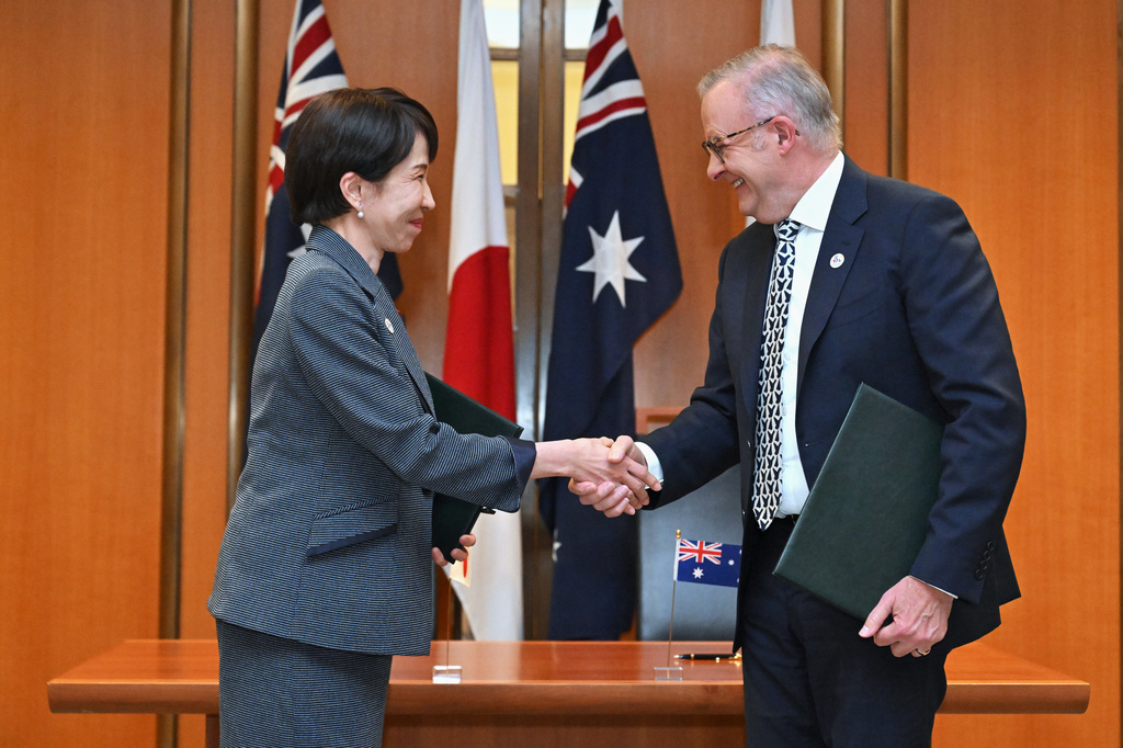 日本首相高市早苗（左）与澳洲总理阿尔巴尼斯在澳洲坎培拉国会大厦签署《经济安全合作联合宣言》后握手。 美联社