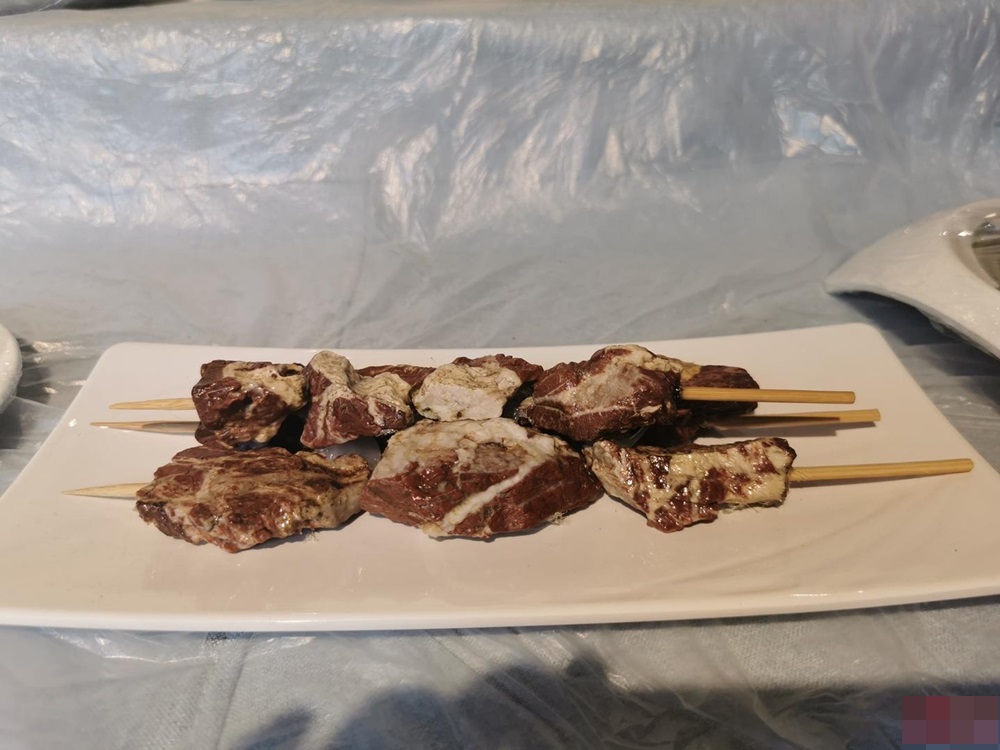 石頭版「滿漢全席」，使用的石材均來自新疆的戈壁灘。網上圖片