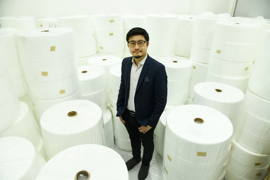 為紓緩口罩荒,禤彥勳自掏腰包在港開設口罩生產綫。