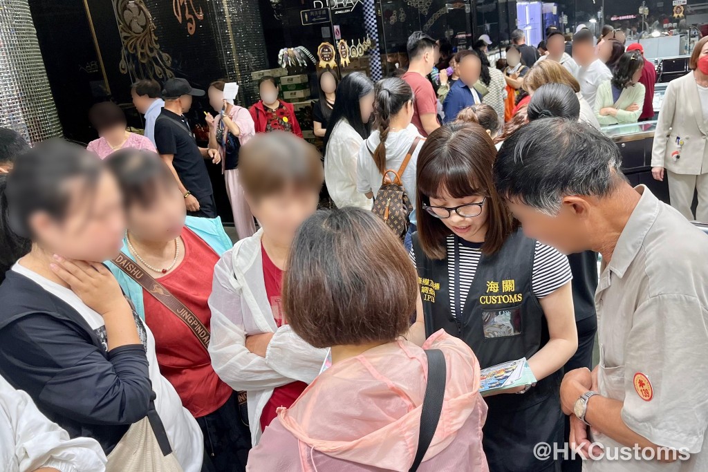 海關夥旅監局巡查土瓜灣和紅磡旅客購物熱點,提醒商戶須遵守《商說》。海關FB 海關夥旅監局巡查土瓜灣和紅磡旅客購物熱點,提醒商戶須遵守《商說》。海關FB