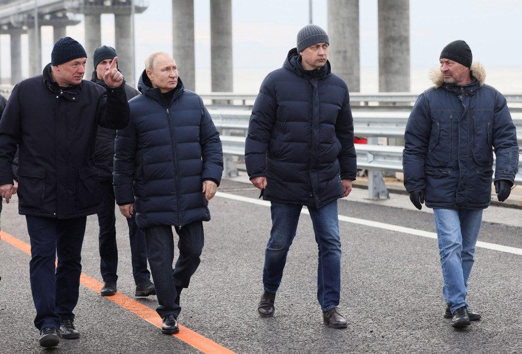 普京从俄罗斯南部进入克里米亚半岛，视察克里米亚大桥。路透社