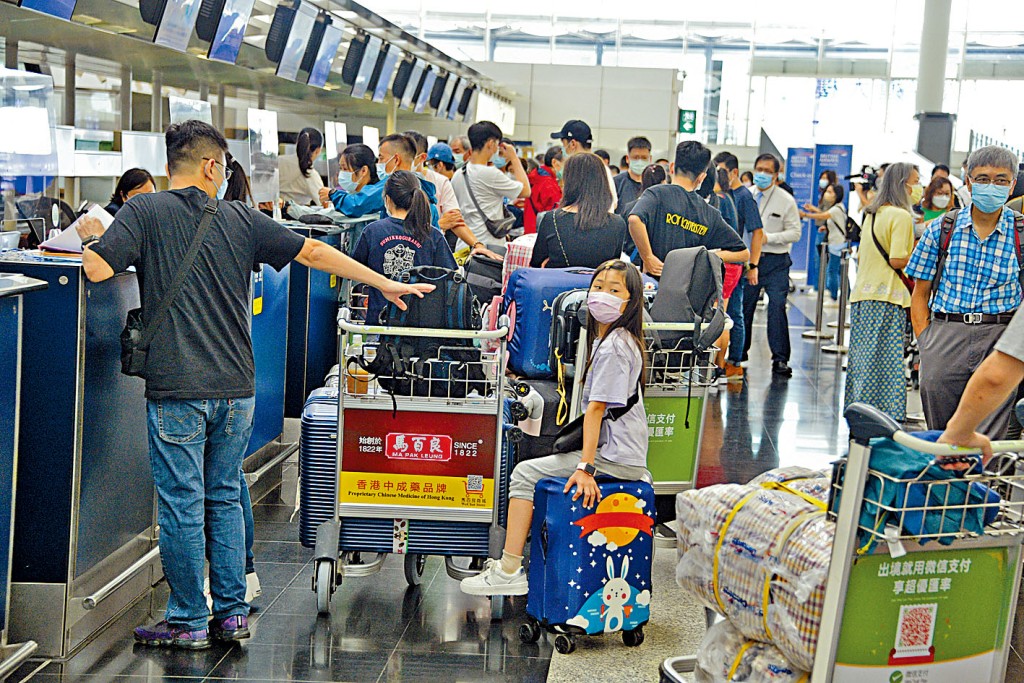 大批市民機場排隊，趁英國LOTR限期屆滿趕赴當地。