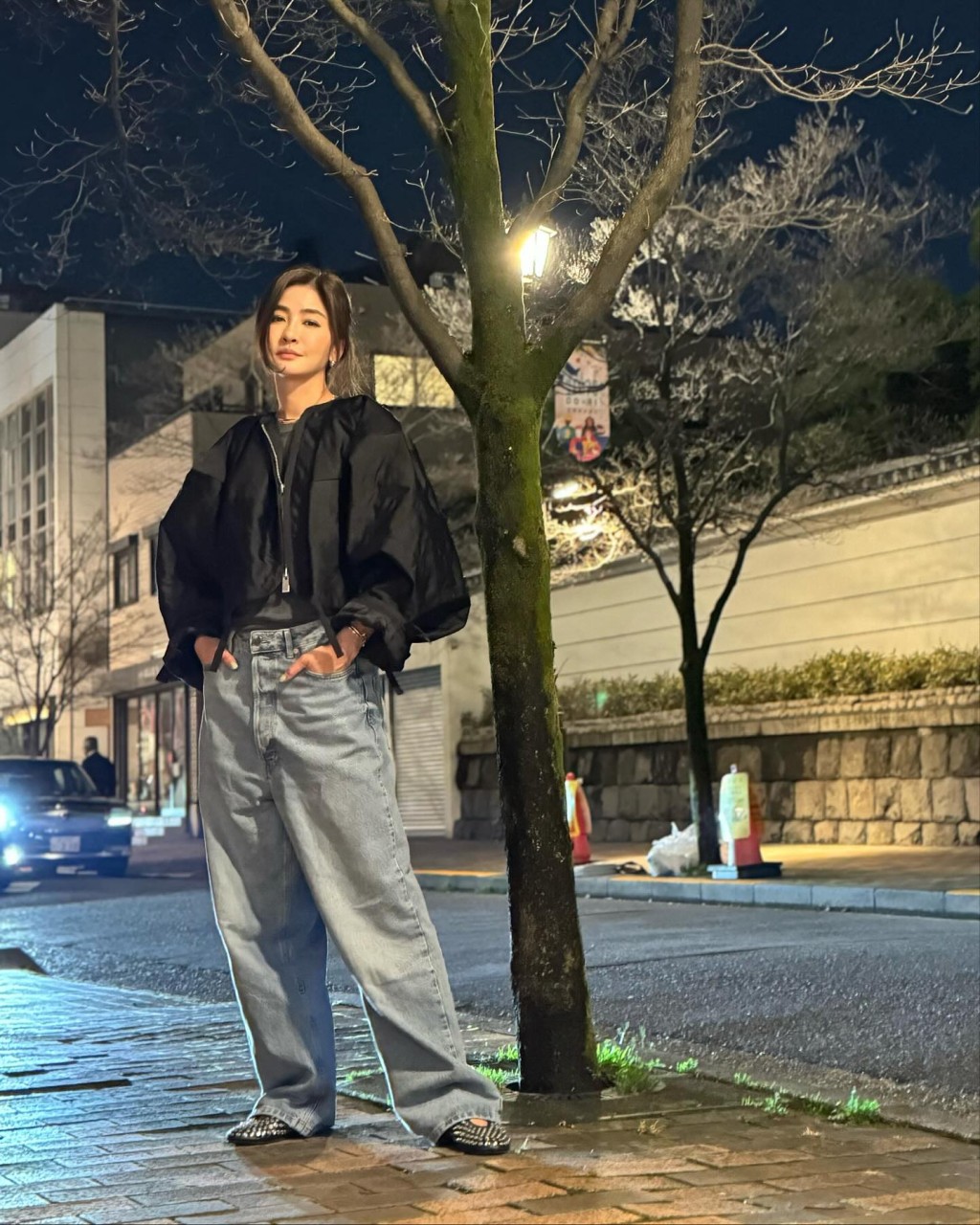 周汶锜晚上在大阪街头打卡。